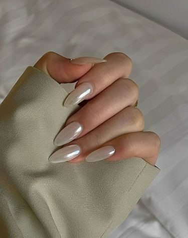 pearly-old-money-nails