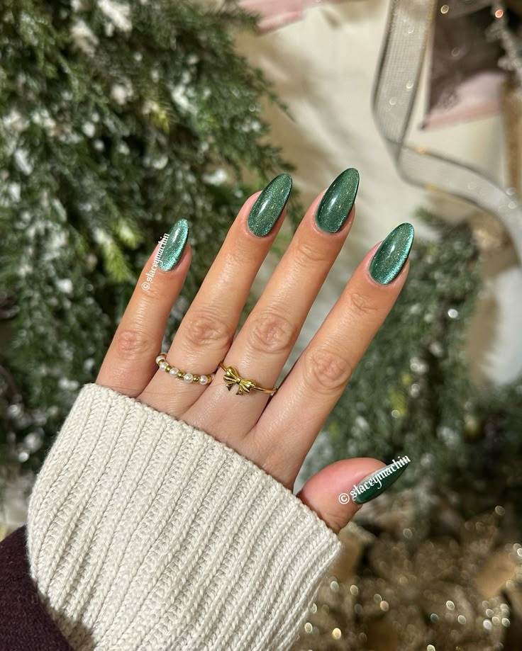 stunning-Green-christmas-nail-ideas