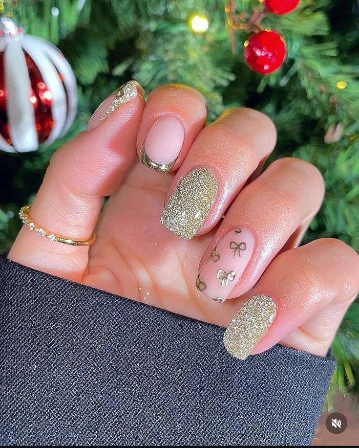 stunning-French-Christmas-nail-ideas